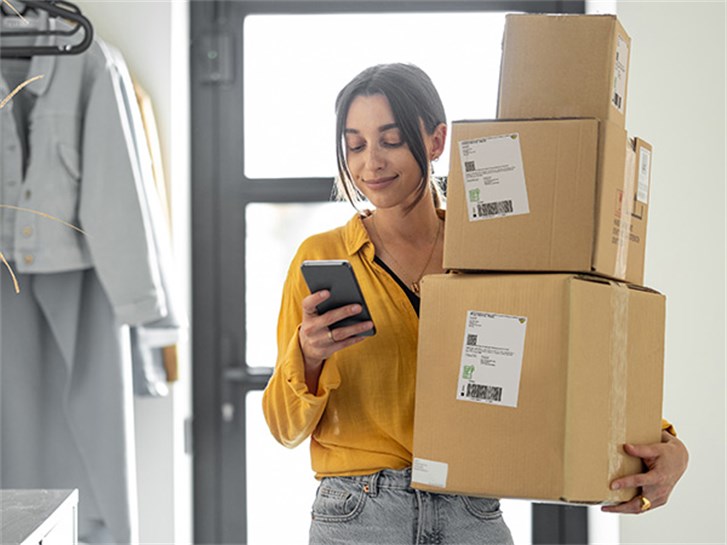 Zusteller*in holt Pakete ab